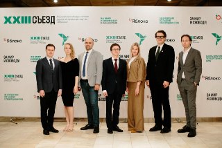 «Яблоко» представило свою программу перед выборами. Ключевые пункты — прекращение огня, переговоры, жизнь без страха и репрессий  На предвыборном съезде «Яблока» председатель партии Николай Рыбаков представил программу к выборам в Госдуму. Ее главные пункт