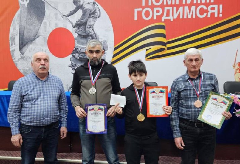 В махачкалинском Доме шахмат прошел Республиканский блиц-турнир по русским шашкам памяти героев СВО. фото