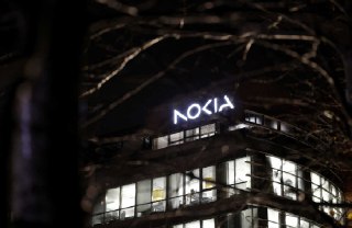 诺基亚承诺向特朗普政府投资40亿美元芬兰电信公司诺基亚公司正与特朗普政府合作，对美国的制造和研发追加40亿美元投资，以优化其网络基础设施，从而适应人工智能（AI）。该公司周五表示，计划投入35亿美元用于美国国内研发，重点是开发以新泽西州诺基亚贝尔实验室为中心的、适用于AI的移动、固定接入、IP、光纤和数据中心网络技术。另外5亿美元将用于新泽西州、得州和宾夕法尼亚州的制造和研发。诺基亚是在特朗普政府治下增加美国国内AI支出的最新一家公司。自1月份以来，Anthropic、OpenAI、甲骨文、软银、Meta和