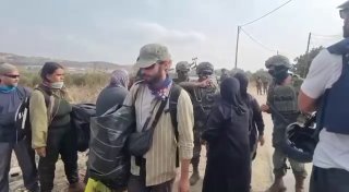 כוחות ישראל תוקפים חקלאים ומונעים מהם להגיע לאדמותיהם למסוק זיתים בעיירה טורמוס איה, מצפון לרמאללה.