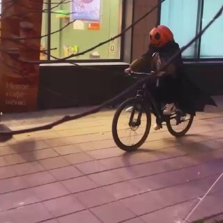שליח עם דלעת על הראש מסתובב יקטרינבורג אחת מרשתות האורל המוכנות לאכילה החליטה לשעשע את לקוחותיה. בליל כל הק…