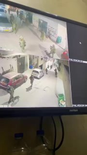 חלק מכוח רגלי של צבא הכיבוש מסתער על מחנה קלנדיה, מצפון לירושלים הכבושה.