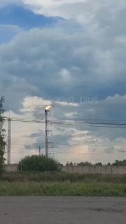 Аэропорт Омска впервые закрыли из-за беспилотников, о временных ограничениях объявила Росавиация.   Над Омской областью сбили беспилотники, рассказал глава региона. Он написал, что «последствия атаки уточняются».   По неподтвержденным данным, под удар попа