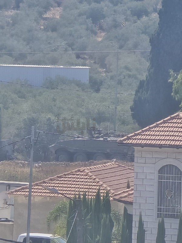 דחוף: משוריינים של צבא הכיבוש מסתערים על העיר שכם ממחסום דיר שרף.