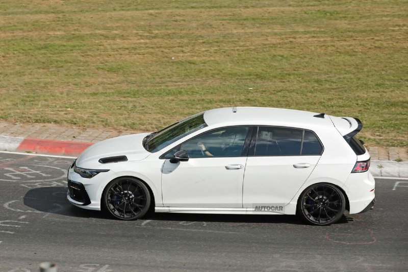 Volkswagen испытывает 400-сильный Golf R 2