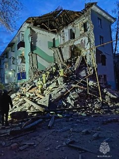 Подъезд многоквартирного дома обрушился в результате атаки беспилотников в Сызрани, из-под завалов спасли четырех человек, рассказал губернатор. По последним данным МЧС, пострадали 11 человек, в том числе двое детей.
