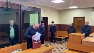 В дагестанском поселке Мамедкала умерли девушка и ребенок, которых спасатели вытащили из реки, сообщил дагестанский центр медицины катастроф.   Поселок затопило после прорыва дамбы на Геджухском водохранилище.