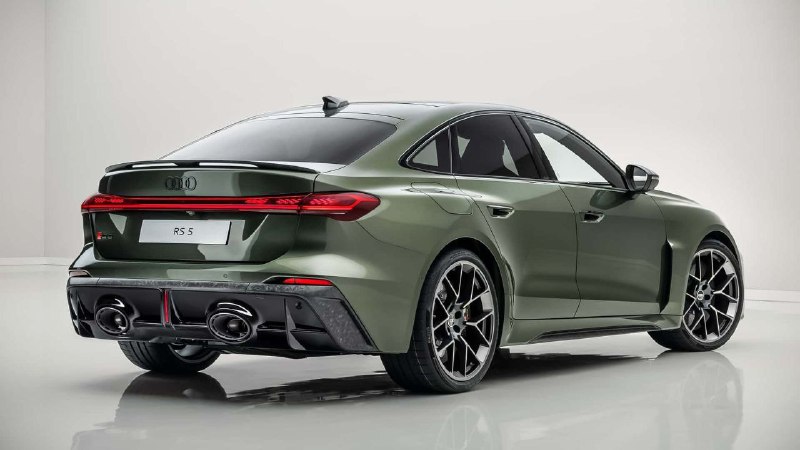 Audi официально представила новую RS5 B10 — сразу в двух кузовах: седан и универсал. Под капотом 2,9 9