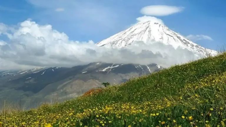 کوه گرام: 👈🏿 مانند کوه بودن چه باشکوه است. که مثل کوه بایستی؛ استوار، بی آنکه بادها بتوانند قامتت را خم کنند. اما در دل خود چشمه ه