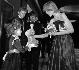 7-year-old Drew Barrymore gives Princess Diana an Alien doll, with Steven Spielberg and Robert McNaughton in the background. 1982.Time Machine | Historical Photo