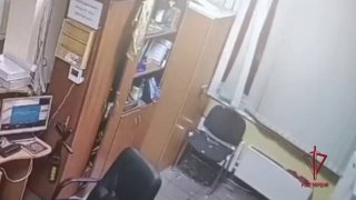 אידיוט שיכור ללא מכנסיים פרץ לבית הספר ונעל את עצמו בשירותים, והדוף את התקפת "כוח בלתי נראה" באיבנטייבקה, ל…