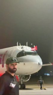 👨💻 הגעת המטוס האיראני הנושא את מנהיג איראן לנמל התעופה הבינלאומי של נג'ף