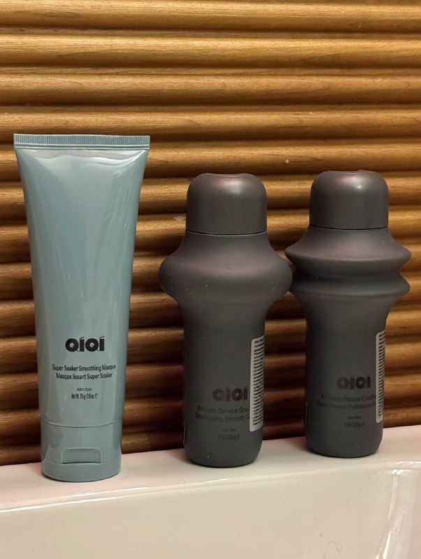 Рубрика «Туева пробует»Недавно SENECA прислали мне миниатюры израильского бренда QIQI — одного из тех, которые я рассматриваю для работы в мастерской. Мои первые впечатления:упаковка — авангард;тактильные ощущения — очень даже тач)аромат — свежий, йогуртовый, отдаленно цветочный;текстура — плотная, таящая;и самое важное — результат!Сегодня наше первое знакомство, поэтому пока могу сказать немного:шампунь: хорошо очищает, приятно пахнет. Как он проявит себя при постоянном использовании — посмотрим со временем;кондиционер: вот тут я была искренне поражена! Настолько плотного кондиционирования я не ощущала давно. До этого сравнимый эффект давала только маска Dark Oil от Sebastian Professional, которая, к сожалению, недоступна в России;Маску я пока не пробовала — сегодня мои волосы в ней просто не нуждались.Тестирование продолжается в течение двух недель, и я обязательно буду делиться результатами. P.S. хочу упомянуть японский бренд ADVANTE, который я тестировал до этого. Это настоящая находка из премиум-сегмента для тех, кто ценит безупречное качество, изысканный аромат и спокойный, минималистичный дизайн.Рубрика «Туева пробует»Недавно SENECA прислали мне миниатюры израильского бренда QIQI — одного из тех, которые я рассматриваю для работы в мастерской. Мои первые впечатления:упаковка — авангард;тактильные ощущения — очень даже тач)аромат — свежий, йогуртовый, отдаленно цветочный;текстура — плотная, таящая;и самое важное — результат!Сегодня наше первое знакомство, поэтому пока могу сказать немного:шампунь: хорошо очищает, приятно пахнет. Как он проявит себя при постоянном использовании — посмотрим со временем;кондиционер: вот тут я была искренне поражена! Настолько плотного кондиционирования я не ощущала давно. До этого сравнимый эффект давала только маска Dark Oil от Sebastian Professional, которая, к сожалению, недоступна в России;Маску я пока не пробовала — сегодня мои волосы в ней просто не нуждались.Тестирование продолжается в течение двух недель, и я обязательно буду делиться результатами. P.S. хочу упомянуть японский бренд ADVANTE, который я тестировал до этого. Это настоящая находка из премиум-сегмента для тех, кто ценит безупречное качество, изысканный аромат и спокойный, минималистичный дизайн.