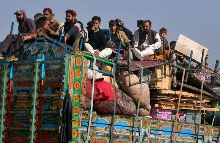 آژانس خبری هیواد: بازگشت ۲۶۲ خانواده مهاجر افغان از مسیرهای مرزی؛ نزدیک به ۳.۸ میلیون افغانی کمک توزیع شددارالانشای کمیسیون عالی رسیدگی به