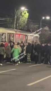 בקייב, יש פקקי תנועה עצומים בגדה הימנית ותורים ארוכים לתחבורה קרקעית בגדה השמאלית בשל סגירת הגשר הדרומי, שנ…