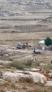 מתנחלים מסתערים על ח'רבת אל-ח'ראבה, מזרחית לעיירה אל-סמו, דרומית לחברון, ומשחררים את משק החיות שלהם ליד בתי…