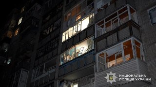 В результате атаки беспилотников по Сумам пострадали 15 человек, в том числе трое подростков, повреждены жилые дома и автомобили, один из беспилотников попал по крыше медучреждения, сообщают местные власти.