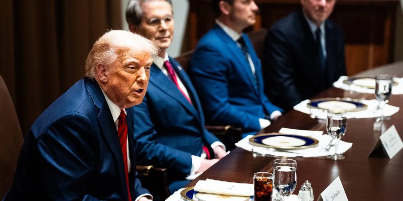 Trump is hosting a dinner for the biggest buyers of his memecoin. The guest list is now set—and many of the winners are foreign…