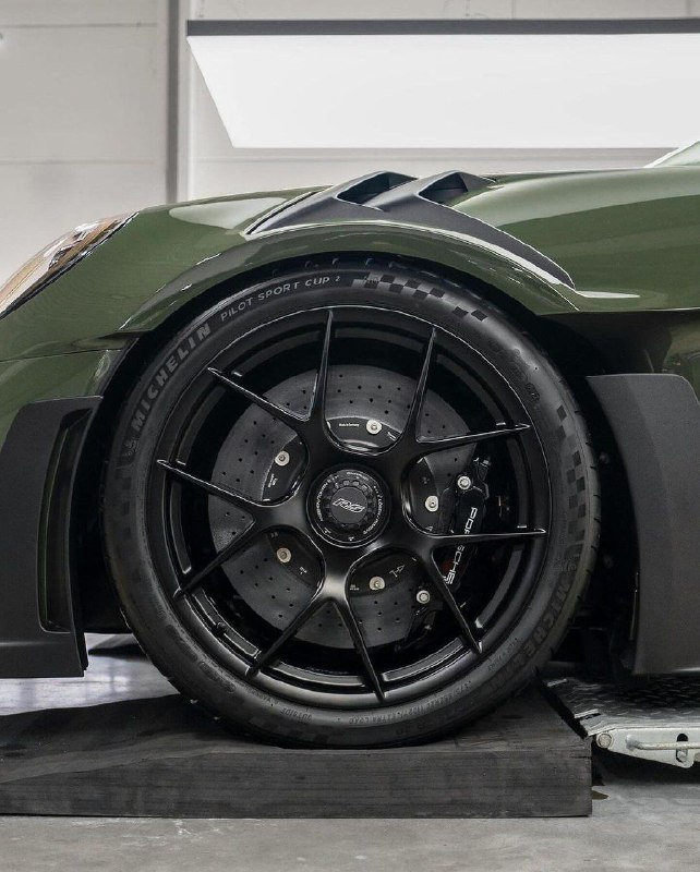 Black Olive Porsche 992 GT3 RS 5