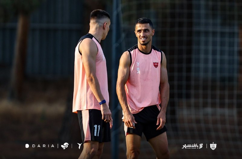 پرسپولیسی ها: 🔴 تیتر امشب فرهیختگان: « درحالی که علیپور با لبخند به سرگیف نگاه میکرد ولی این بازیکن با نگاهی سرد پاسخ وی را داد. »🔴 @P