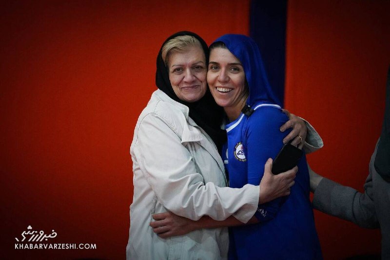 Varzeshland: ⚽️ عسل پورحیدری: به من هم گفتند دوست ندارند خانواده پورحیدری در استقلال باشند!/ خیلی سخت است زندگیات را برای استقلال بگ