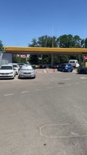 В четырех российских регионах чиновников на заправках стали обслуживать без очереди Речь идет о Саратове, Волгограде, Краснодаре и трассе между Челябинском и Екатеринбургом, пишет «7x7». 🔵 В Саратове на одной из АЗС «Роснефти» обслуживают только спецтрансп