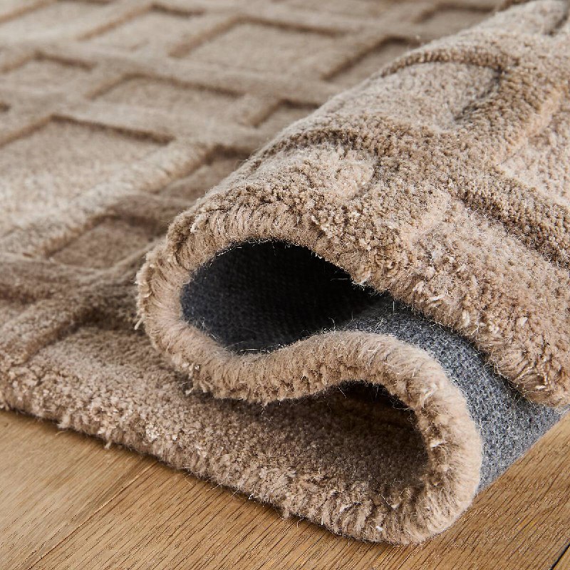 Неровный клетчатый узор, созданный чередованием высоты ворса, словно вылеплен из велюрового бархата с шерстью и лиоцеллом. Такой ковер Kandi внесет... - изображение 3 - неровный, клетчатый, узор