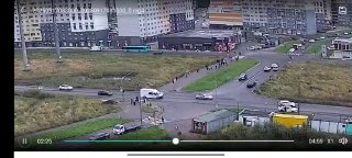 В Мурино Ленинградской области автомобиль после ДТП влетел в толпу: по предварительным данным, под колесами оказались женщина с маленькой дочкой и подросток, они госпитализированы — «Фонтанка»