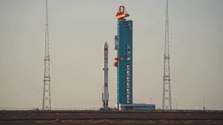 У Китая тоже есть многоразовые ракетыКитайская частная компания LandSpace впервые посадила первую ступень ракеты-носителя Zhuque-3 на сушу. Ранее такое удавалось только SpaceX и Blue Origin.Zhuque-3 позиционируется как ответ Falcon 9.rozetked.me/news/47827