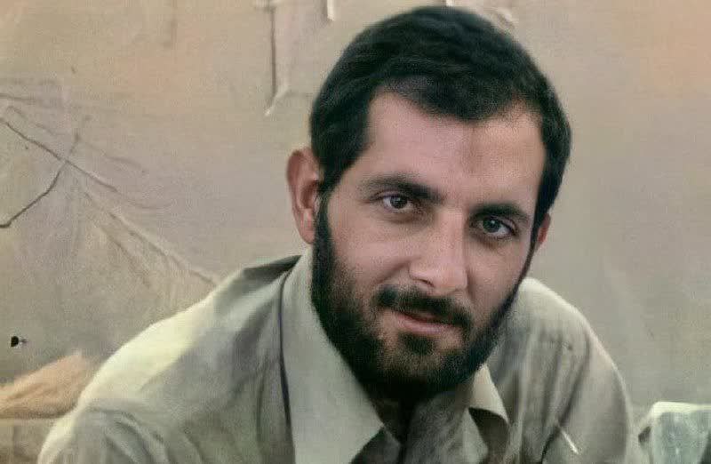 💓آشتی با خدا💓: وقتی سرلشکر مهدی باکری فرمانده نامآور لشکر ۳۱عاشورا به پشت تریبون رسید، قبل از هر اقدامی خم شد و پتوی کهنه سربازی را که