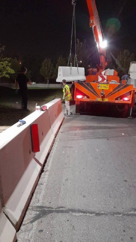 من و تهران: 💢اجرای طرح ایمنسازی بزرگراه شهید همت با نصب حفاظ بتنی نیوجرسی🚧 معاون حملونقل و ترافیک #منطقه۲ از اجرای عملیات ایمنساز