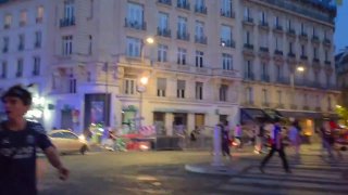 Во Франции после победы ПСЖ в Лиге чемпионов начались массовые беспорядки. По данным МВД страны, были задержаны более 400 человек: около 300 — в Париже и еще свыше 100 — в других городах.Участники беспорядков поджигали автомобили и здания, громили магазины