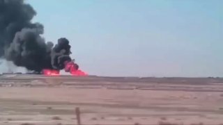 סרטון של פגיעות טילים של צבא תימן בראשות החות'ים על מתקני נפט בעיר נג'ראן שבסעודיה נודע כי סעודיה, בתיווך א…