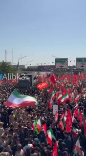 גופתו ללא רבב של מר נהרג נמצאת בזרועותיו של זרם אנושי של אבלים המגיעים ממקומות שונים במדינה, בטהרן.