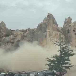 🇹🇷 שני בני אדם נהרגו ואחד נפצע כשסלע התמוטט בכניסה למוזיאון פתוח בקפדוקיה, טורקיה