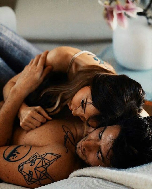 ♥🔥عاشقانه های🔥 مِّنِّوِّ نفسم🔥♥: ❤️❤️:❤️❤️میل بوسه از لبت دارد دل احساسی ام!وای ! دل دل میکنم درگیر رودرواسی ام!در میان گونه هایت مانده ام در انتخاب💋 💋‌‌