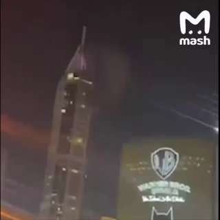 Иранский дрон врезался в дубайский небоскрёб 23-Marina — дым валит с 88-го этажа. Всего в башне 90 уровней. По предварительным данным, на одном из этажей могли находиться сотрудники ЦРУ.Спасатели эвакуируют людей. Обломки рухнули на мост Дубай-Хиллс и подо