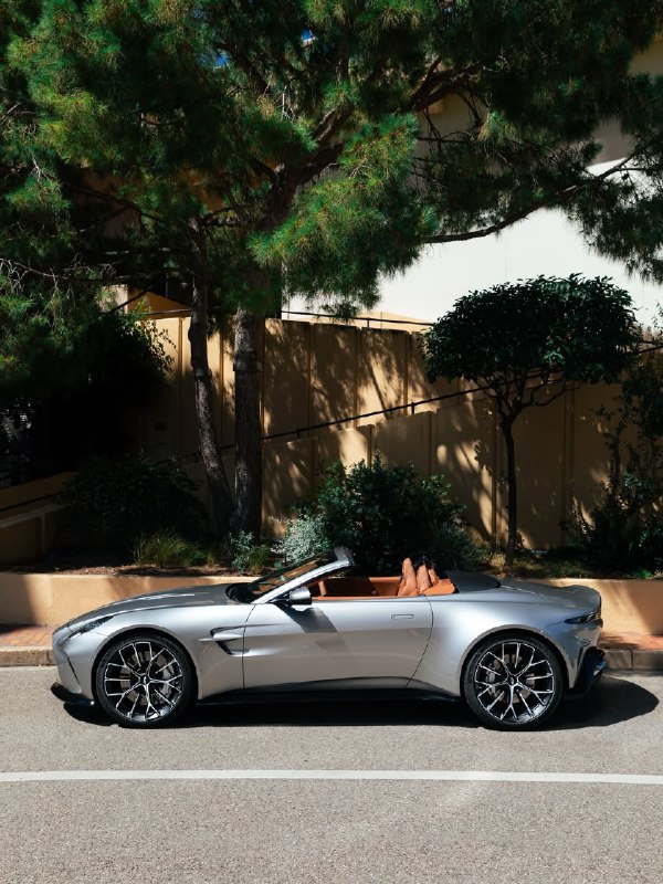 Aston Martin Vantage Roadster, кузов окрашен в цвет Q Spirit Silver, обивка салона выполнена из кожи 3