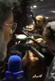 צלם המנהיג העליון חמינאי נראה בוכה