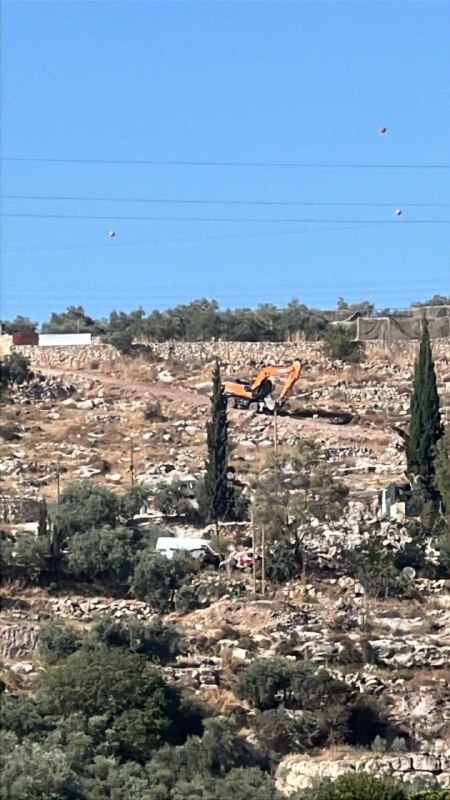 דחפורי כיבוש מתחילים ליישר אדמות באזור שעב אל-ביר בעיירה תרקומיה, ממערב לחברון.
