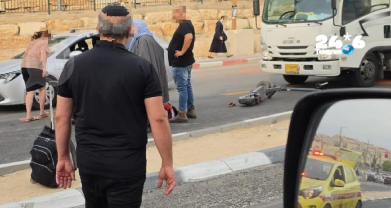 🇮🇱 סעו בזהירות: רוכב קורקינט חשמלי נפגע ממשאית בעיר בית שמש, מצבו מוגדר קל.