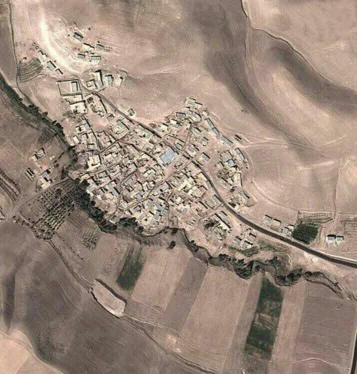 عجیب ترین ها: این روستا، یک ایران استتصاویر ماهوارهای از یک روستایی کوچک در زنجان نشان میدهد که حد و مرز این روستا به صورت طبیعی طور