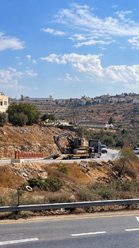 ישראל מביא דחפורים לכניסה ליישוב בני נעים, מזרחית לחברון