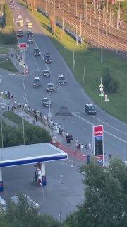В Новосибирске Путин остановил свой кортеж рядом с неработающей заправкой. Во время своего визита дед вышел из машины, чтобы пообщаться с детьми. Как сообщает телеграм-канал «Сибирский экспресс», произошло это около АЗС, на которой в тот момент не было бен