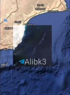 תמונות לוויין מציגות זיהום מים סמוך לחוף עומני לאחר דליפת נפט ממכלית שהובילה כמיליון חביות נפט.