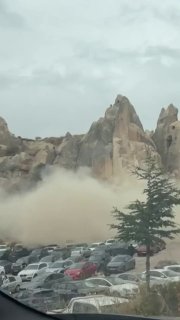 עמוד סלע קרס באזור תיירות בקפדוקיה, טורקיה, והיו נפגעים.