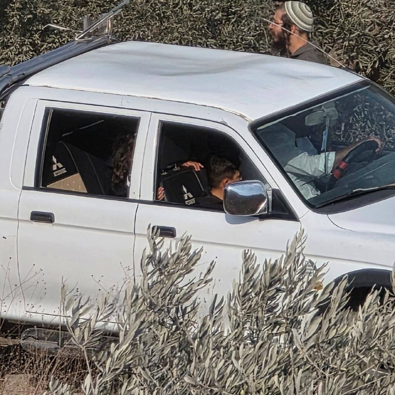 מתנחלים עוצרים צעיר וילדיו מהכפר עקרבה ותוקפים אותם באמצעות הכאתם באזור אל-הראיק, בעיירה ביתא, מדרום לשכם.