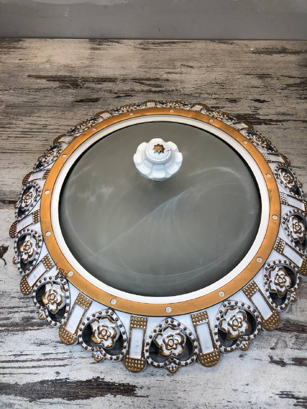 Плафон- диаметр 35 см. Обычные лампочки. 10 лари.