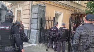У Верховного суда, где сегодня пройдет апелляция по снятию «Яблока», задержали как минимум 35 человек, сообщил председатель московского отделения партии Кирилл Гончаров.  Среди задержанных — кандидат в депутаты Госдумы от «Яблока», актер Виктор Балабанов.