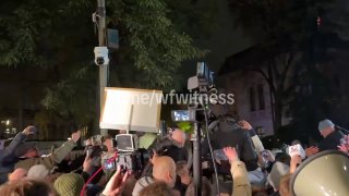 על פי דיווחים, מפגינים בפולין מנסים להחזיר את הגישה לבניין "בית המשפט החוקתי" בוורשה; מקום בו הוצבו כוחות מ…